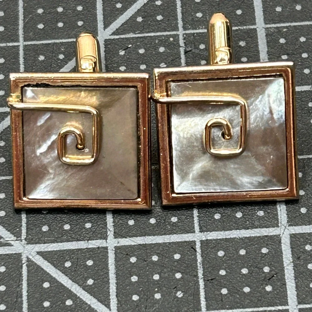 Swank Vintage‎ Gold Tone Mother of Pearl Square Spiral Cufflinks MCM Geometric